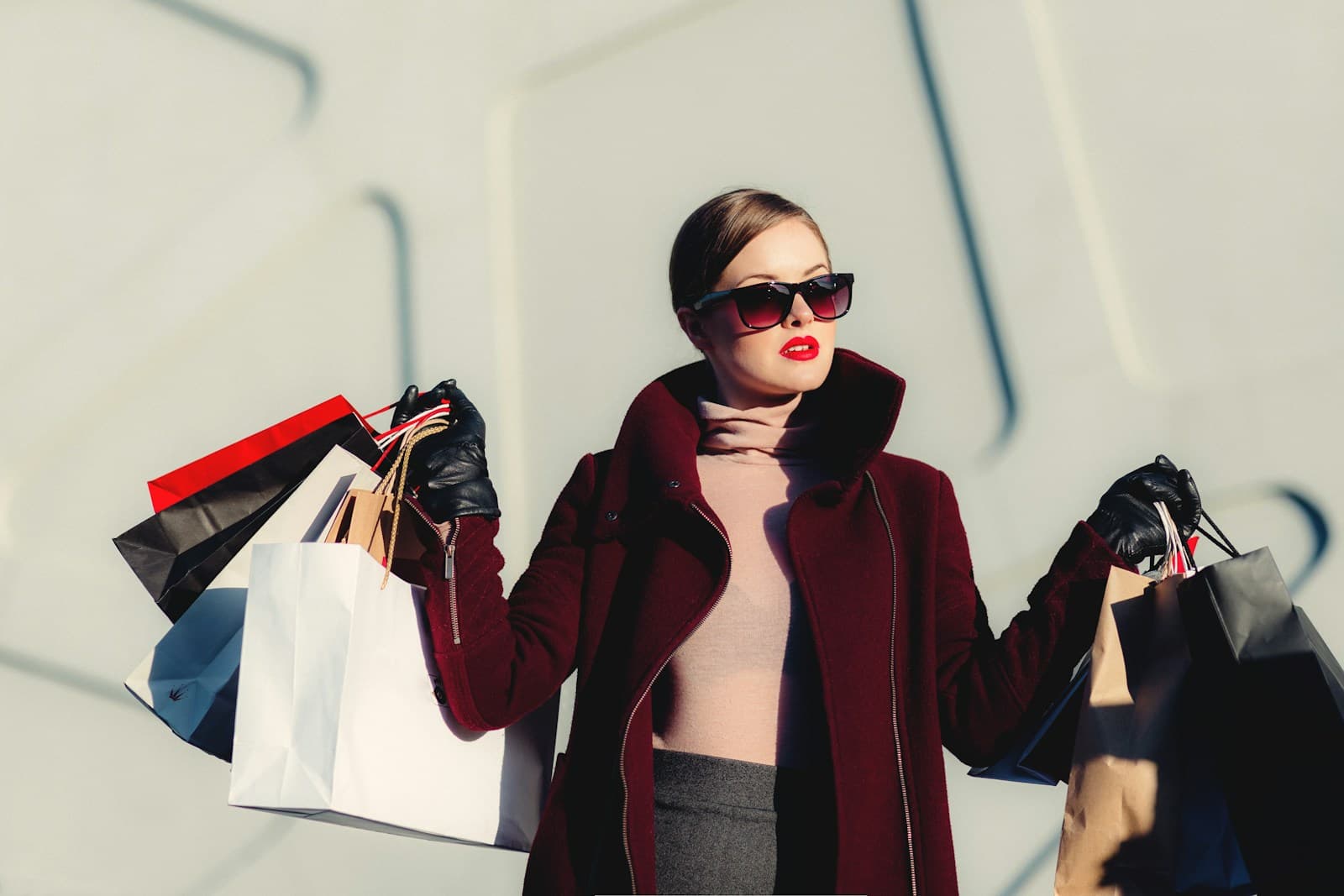 Cliente saindo com as compras da loja